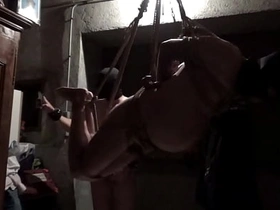 Suspendu par un Maître japonais sex gay porn asian