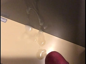 公衆トイレで射精 asian gay handjob porn